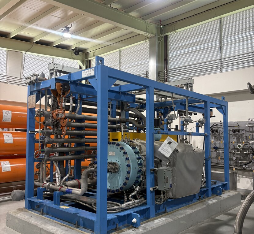 Thiết bị nén được lắp đặt tại trạm tiếp nhiên liệu hydro.