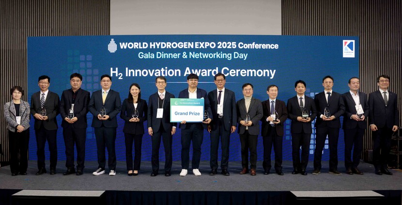 Các cá nhân đoạt giải đang chụp ảnh lưu niệm tại lễ trao giải 'H2 Innovation Award 2025' được tổ chức năm ngoái.